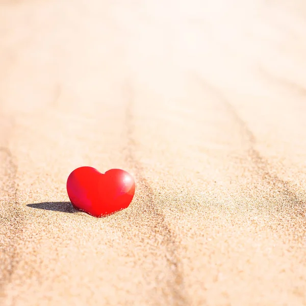 Conceptul Valentines Day Simbolul Romantic Dragoste Inimii Roșii Plaja Nisip — Fotografie, imagine de stoc