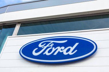 Ford Motor Şirketi 'nin Lyon, Fransa' daki araba satıcısı ofis binasında bulunan parlak mavi gökyüzü arka planının logosu - 23 Şubat 2020