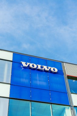Volvo marka logosu, Lyon, Fransa 'daki açık mavi gökyüzü binasının arka planında 23 Şubat 2020