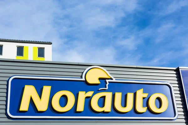 Логотип Norauto Groupe Яскраво Синьому Тлі Неба Магазин Службова Станція Стокове Зображення