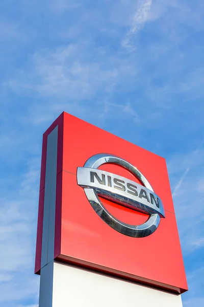 Logo Marque Nissan Sur Fond Bleu Ciel Brillant Situé Dans Image En Vente