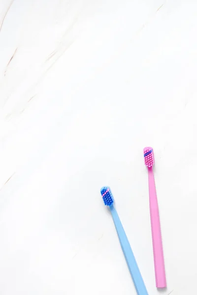 Zahnhygiene Und Mundpflege Produkte Auf Weißem Marmor Tischhintergrund Mit Kopierraum — Stockfoto