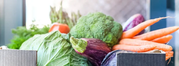 在科维德19流感大流行期间 新鲜的有机蔬菜和蔬菜可以安全地进行无接触式分娩 箱内装有当地农民的食品杂货 送货上门 护理包 — 图库照片