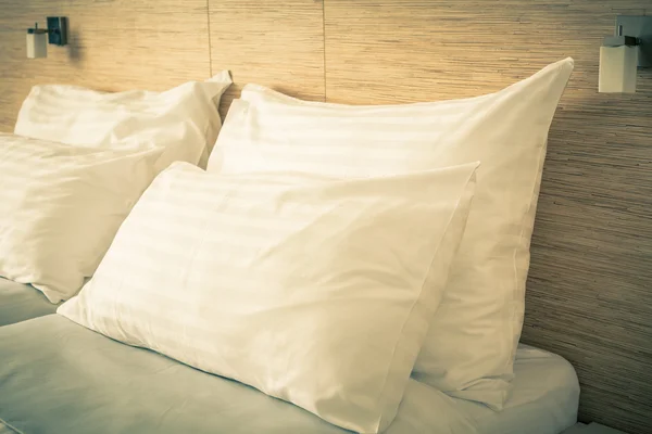 Letto in camera d'albergo — Foto Stock