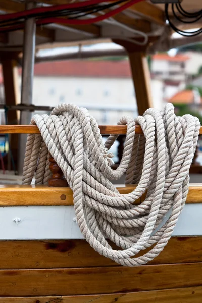 Rope bundle on a wooden boat side — Stock Photo, Image