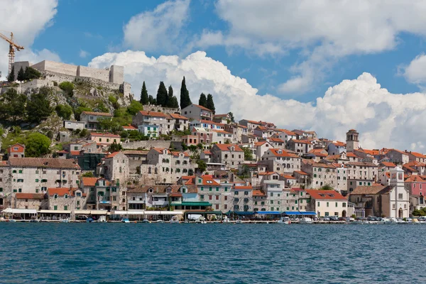 Sibenik, Croácia vista do mar — Fotografia de Stock