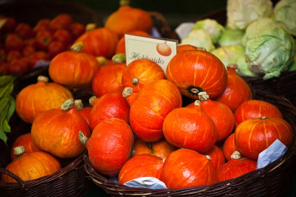 Oranje pompoenen in een markt — Stockfoto