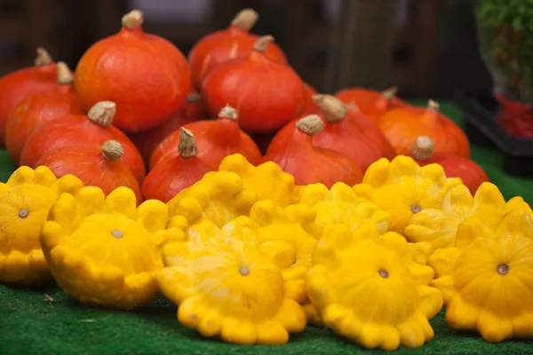 Orange und gelbe Kürbisse auf einem Markt — Stockfoto