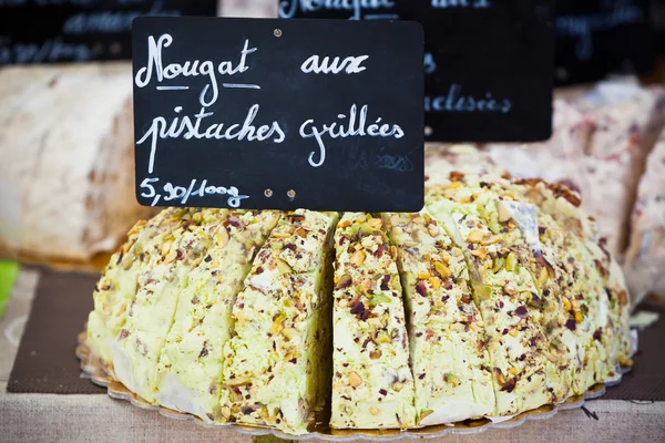 Verkauf von Nougat auf einem französischen Markt — Stockfoto