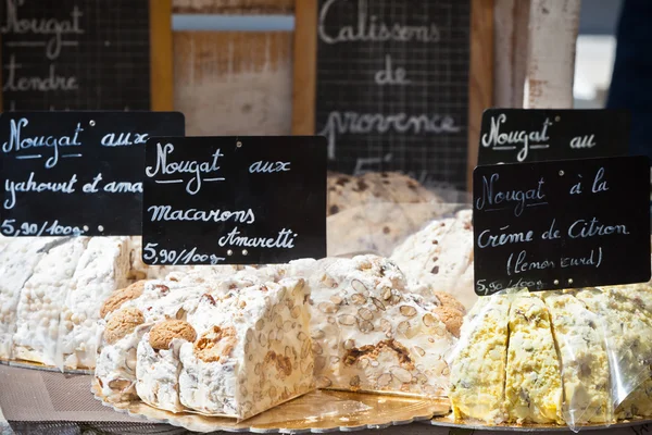 Verkauf von Nougat auf einem französischen Markt — Stockfoto