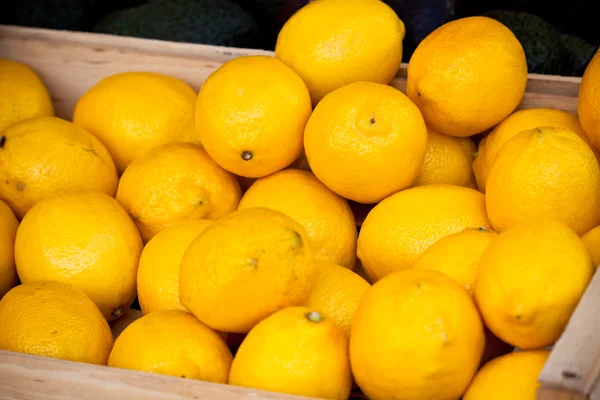 Pila di limoni in un mercato — Foto Stock