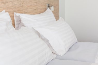 otel odasında yatak