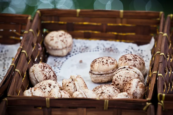 Macarons κατάταξη σε ένα wickered πλαίσιο — Φωτογραφία Αρχείου