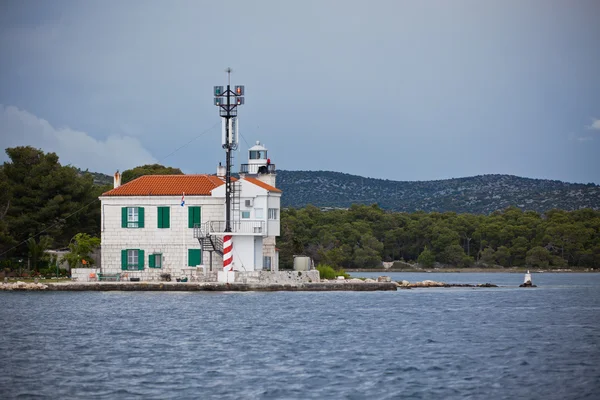 Malý maják ve vchodu zátoku Šibenik, Chorvatsko — Stock fotografie