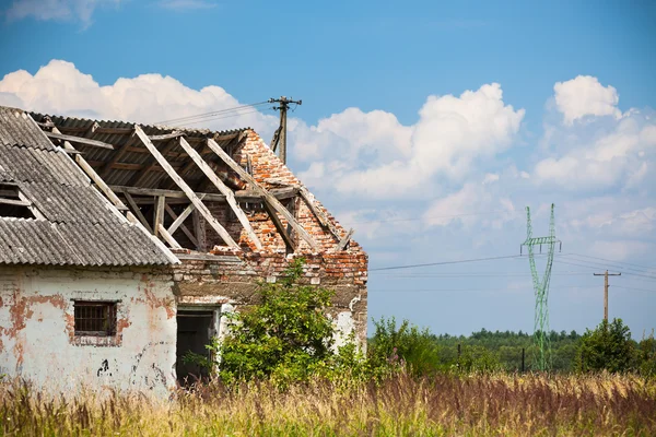 Ferme abandonnée dans un champ — Photo