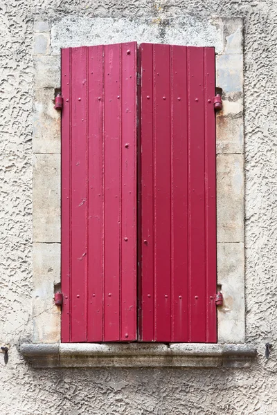 Fachada da casa com persianas vermelhas na França — Fotografia de Stock