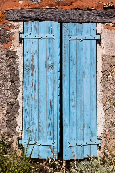 Hausfassade mit blauen Fensterläden in Frankreich — Stockfoto