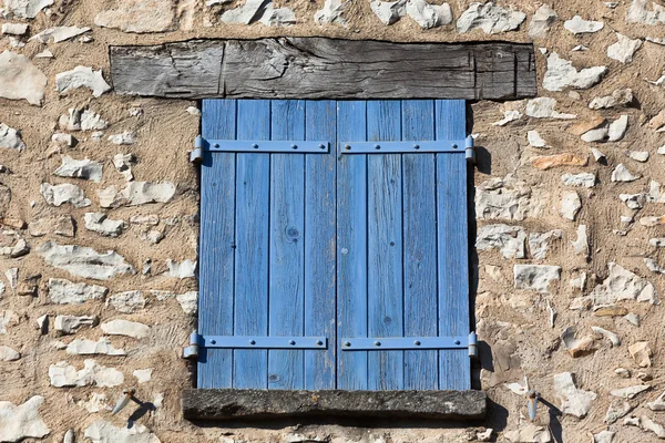 Πρόσοψη σπίτι με τα μπλε παραθυρόφυλλα στη Γαλλία — Φωτογραφία Αρχείου