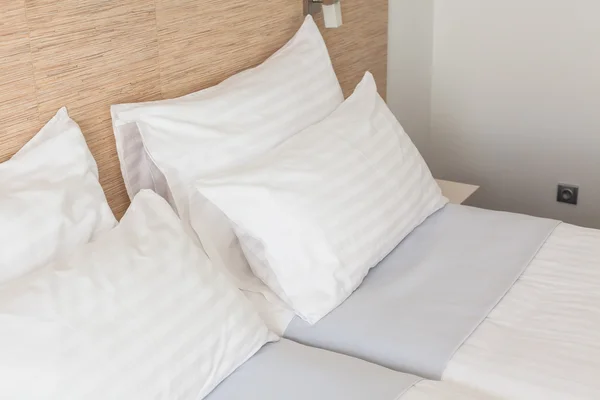 Bed in hotelkamer — Stockfoto