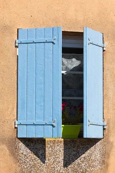 Fasáda domu s modrými okenicemi, ve Francii — Stock fotografie