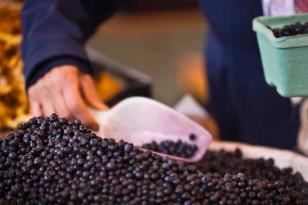 Blaubeeren verkaufen sich auf einem Markt — Stockfoto