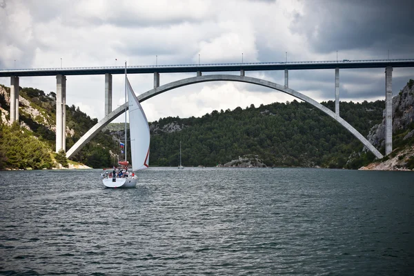 Betonnen brug over zee baai — Stockfoto