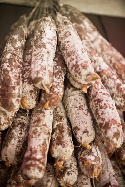 Salsichas caseiras vendendo em um mercado francês — Fotografia de Stock