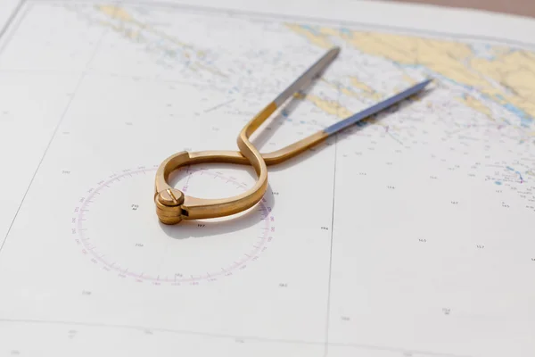 Par de bússolas para navegação em um mapa do mar — Fotografia de Stock