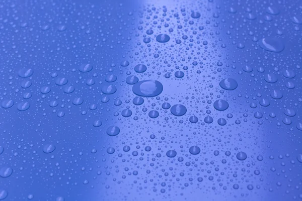 Gotas de água no fundo azul brilhante — Fotografia de Stock