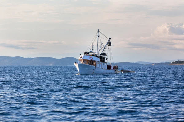 Oude vissersboot in de Adriatische Zee — Stockfoto