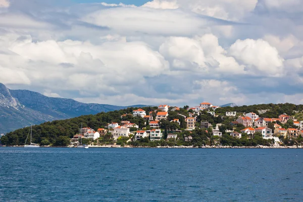 Isla de Ciovo, zona de Trogir, Croacia vista desde el mar — Foto de Stock