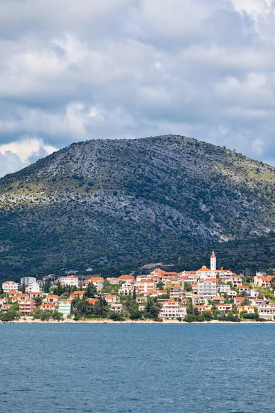 Vista sulla costa croata dal mare — Foto Stock