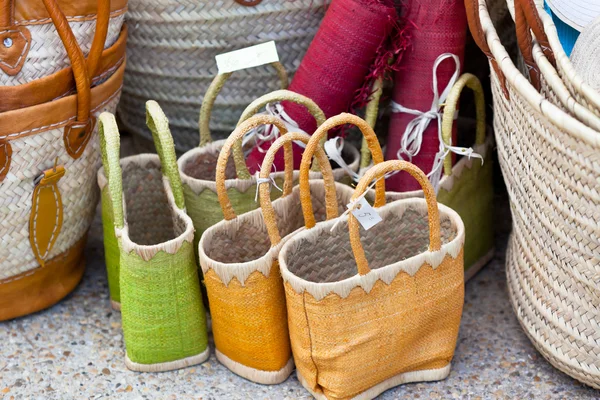 Handgemaakte rieten vrouwelijke zakken op de markt voor Frans — Stockfoto