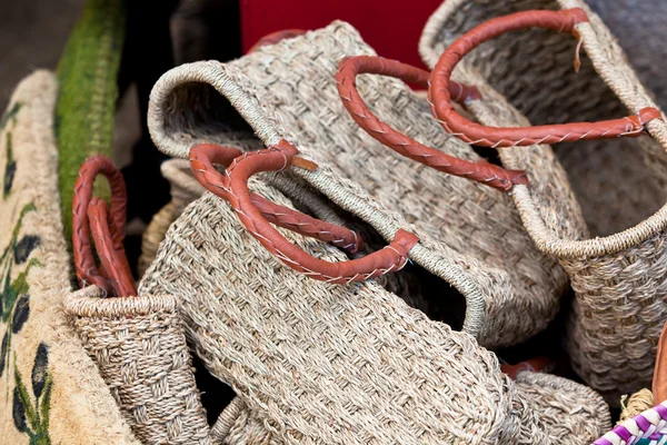 Bolsas femeninas de mimbre hechas a mano en el mercado francés — Foto de Stock