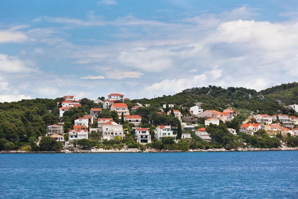 Eiland Ciovo, trogir gebied, Kroatië uitzicht vanaf de zee — Stockfoto