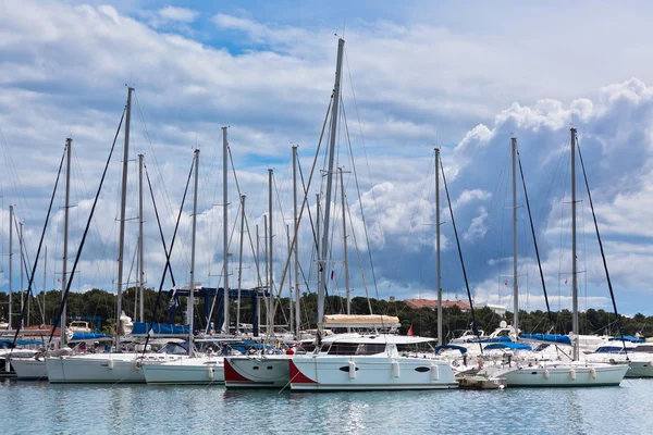 Yates en marina — Foto de Stock