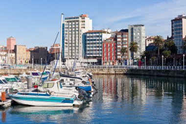 Gijon eski bağlantı noktası ve yatlar