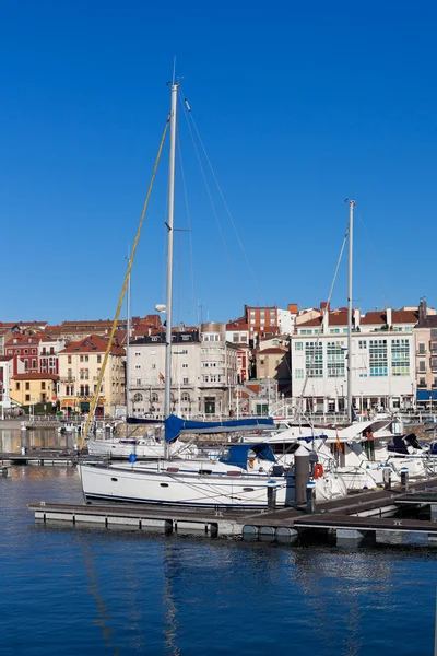 Widok na Stary Port w Gijón i jachty — Zdjęcie stockowe