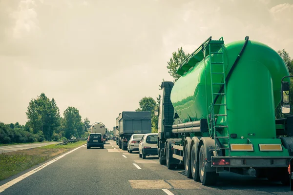 Verkeersopstopping op snelweg. Wachtende auto's lijnen — Stockfoto