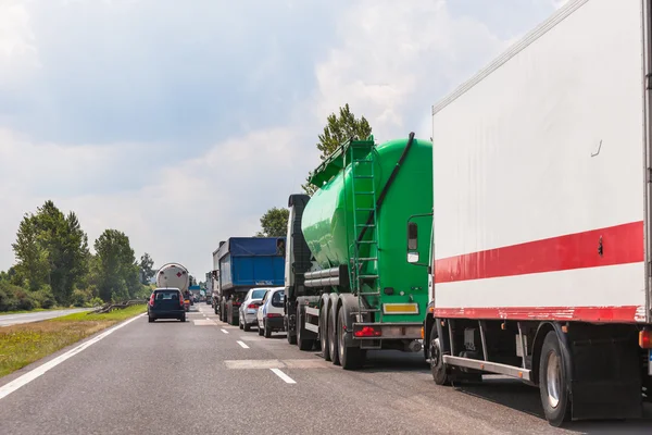 Karayolu üzerinde trafik sıkışıklığı. Arabalar çizgi bekliyor