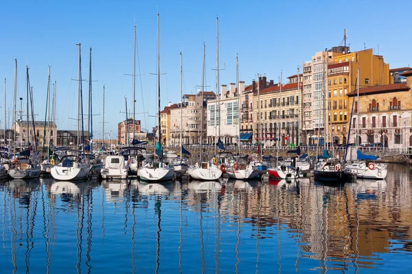 Görünüm üzerinde eski Port of Gijon ve yatlar, Asturias, İspanya