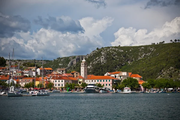 Skradin is een kleine historische stad in Kroatië — Stockfoto