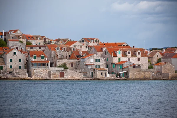 Villaggio Sepurine, isola di Prvic, vista dal mare — Foto Stock