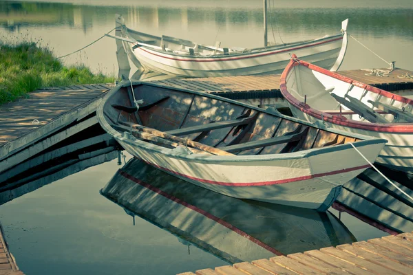 Barche galleggianti in legno con pagaie — Foto Stock