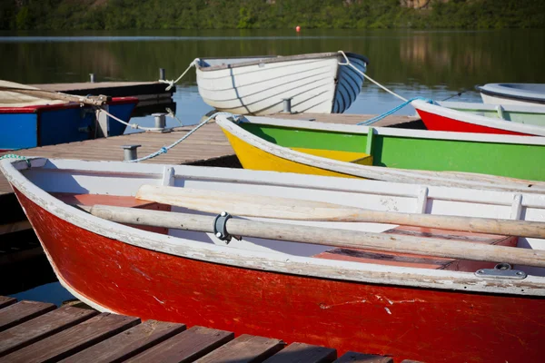 Κυμαινόμενο ξύλινες βάρκες με κουπιά σε μια λίμνη — Φωτογραφία Αρχείου