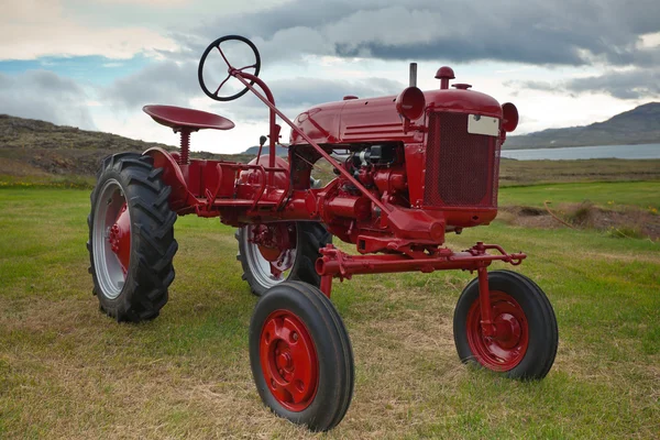 Trator retrô no campo Islândia — Fotografia de Stock