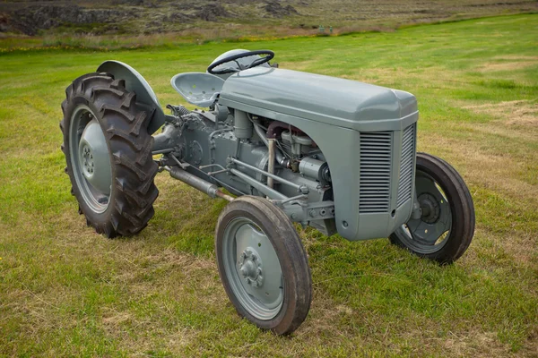 Tracteur rétro sur le terrain islandais — Photo