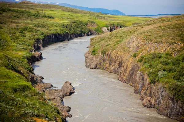 Sommer-Islandlandschaft mit Fluss — Stockfoto