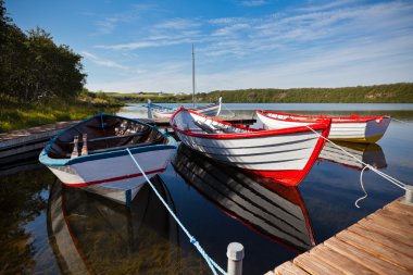 Kürekler ile ahşap tekne yüzen