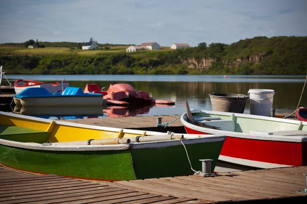 Barche in legno con pagaie in un lago — Foto Stock